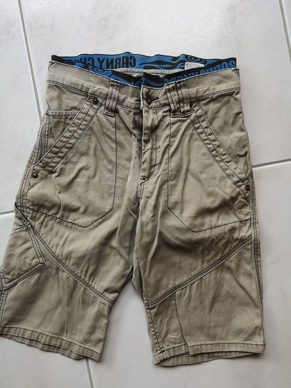 Pantalons: Coole kurze Jeans Gr. 140 – D'occasion à Arth par Africa44