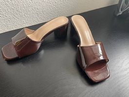 Schicke Mules/Pantoletten in Lack-Optik Braun