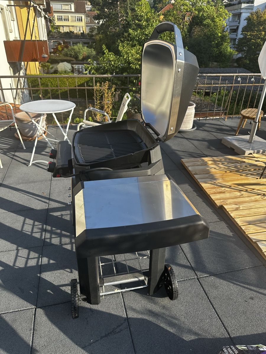 Grils: Weber Pulse 2000 mit Rollwagen + Original Weber Abdeckhaube  – Neuf (Voir description) à Biel/Bienne par Violetbutterfly 1