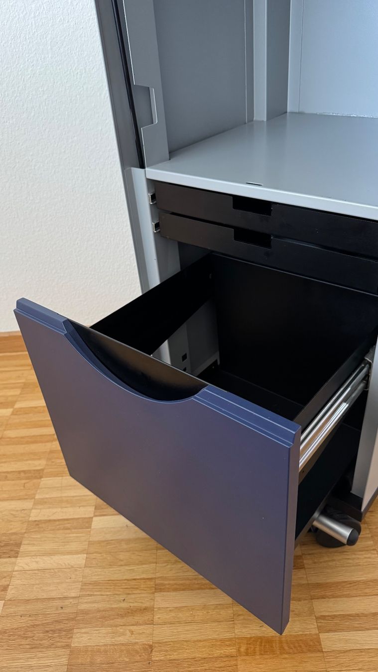 Banconi: Stehpult auf Rollen / Rollcontainer – Usato da Basel venduto da pq355 3