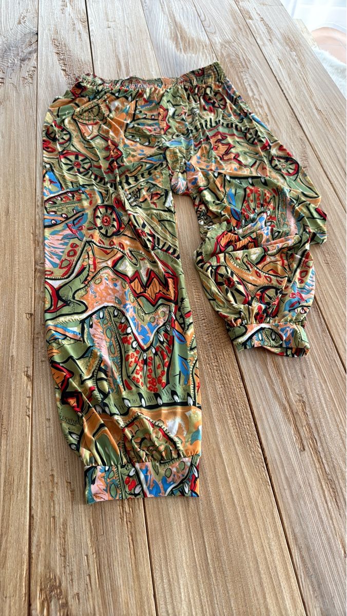 Pantaloni: Farbenfrohe Sommerhose mit einzigartigem Muster, Grösse M – Usato da Rotkreuz venduto da Herbsttraum