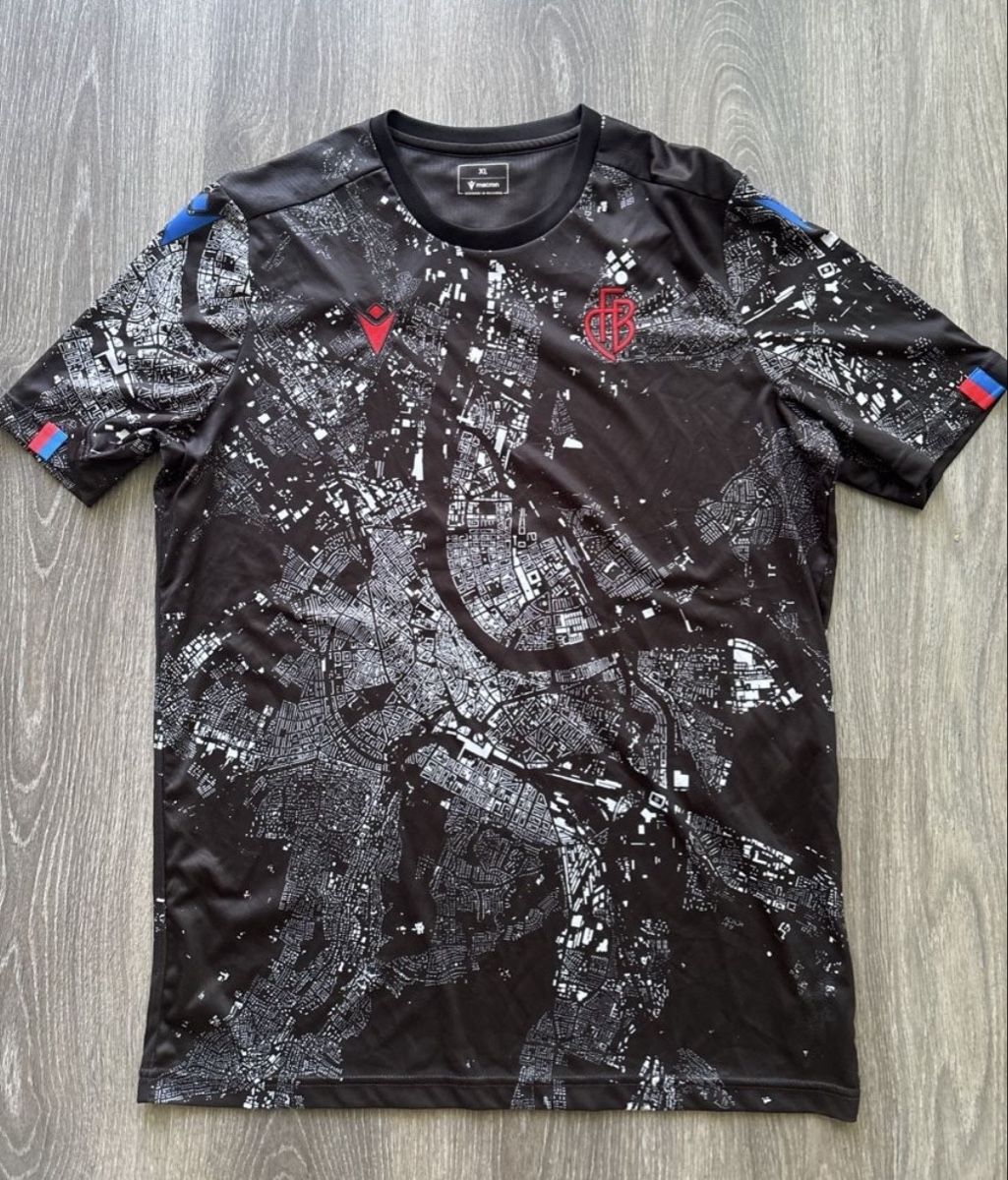 Canottiere & Pantaloni: FC Basel Trainingsshirt 2024/2024 – Usato da Basel venduto da kleinerprinz