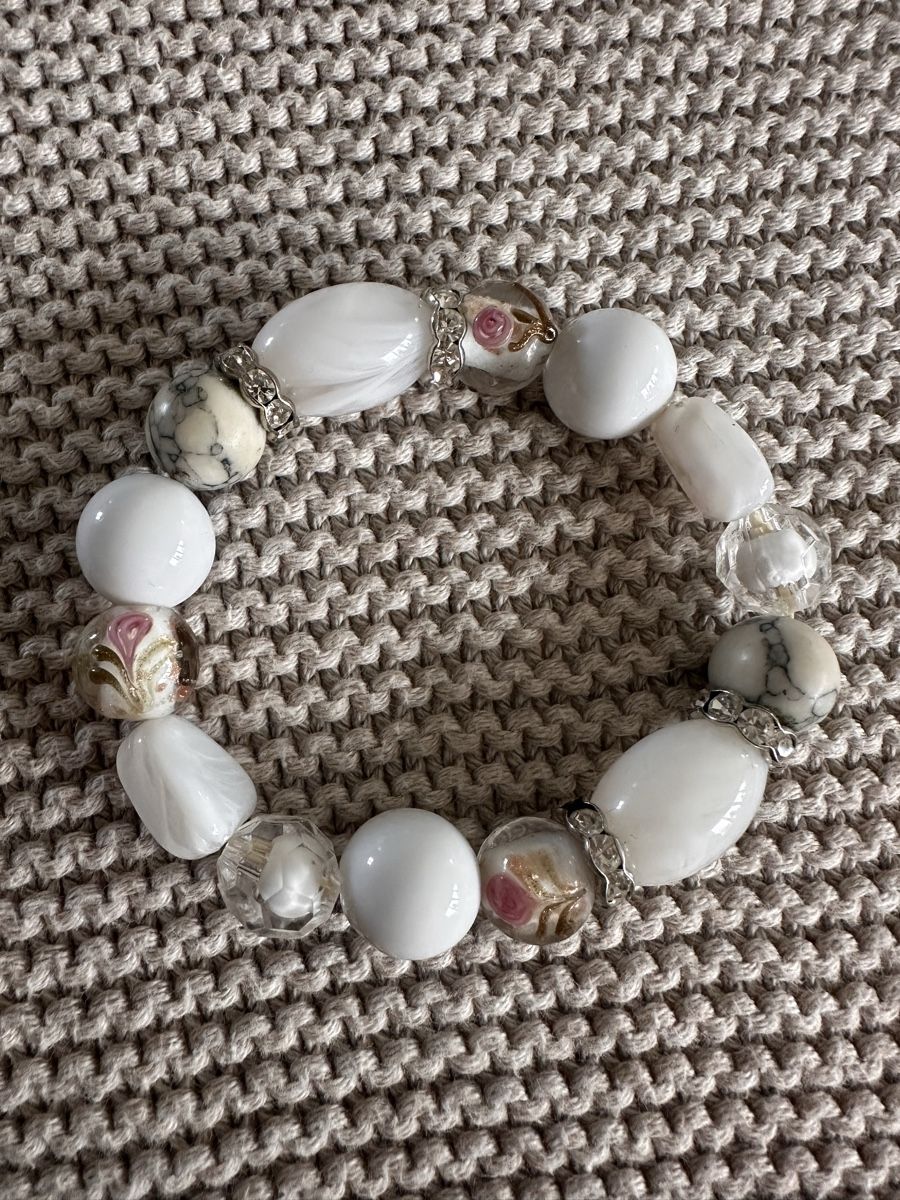 Bracciali & Braccialetti: Chunky White Boho Bracelet Crystal Accents Summer Accessory – Usato da Zürich venduto da car_68nt