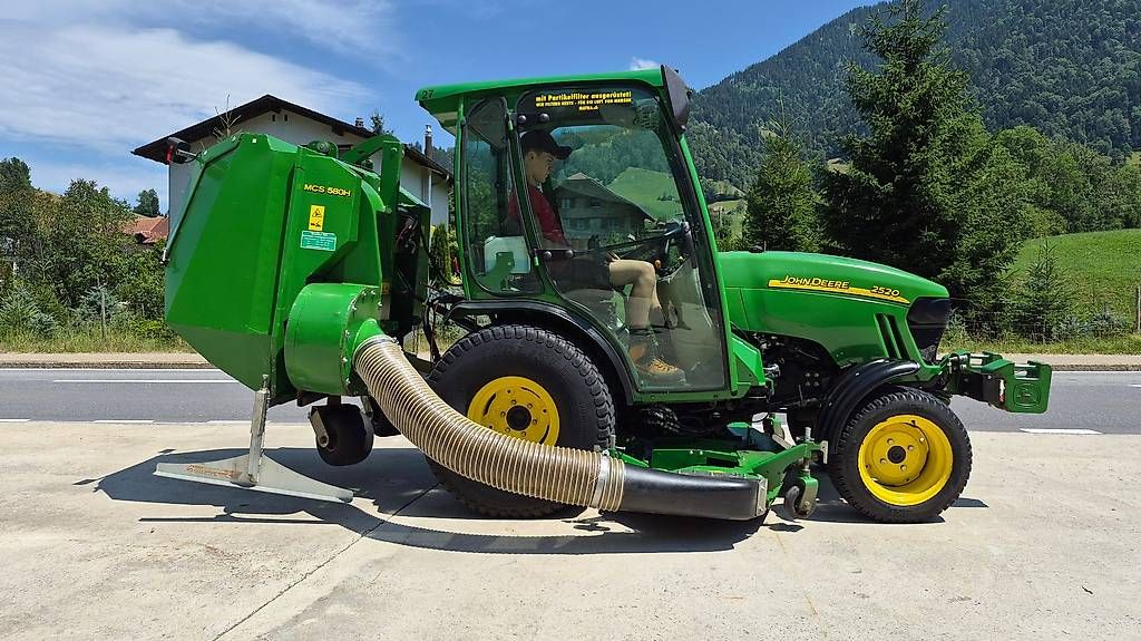 John Deere Tracteurs: Rasenmäher Traktor John Deere 2520  Jg. 2008 3240 Std – D'occasion à Schüpfheim par grischa01