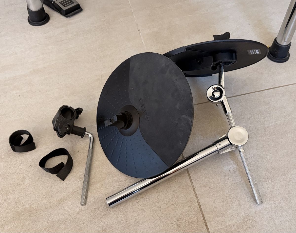 Alesis Instruments de musique: Alesis Command Mesh E-Drum Set + Becken-Erweiterung – D'occasion à Messen par rea-gin 4
