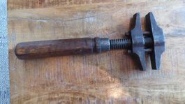 Altes antikes Werkzeug mit Holzgriff