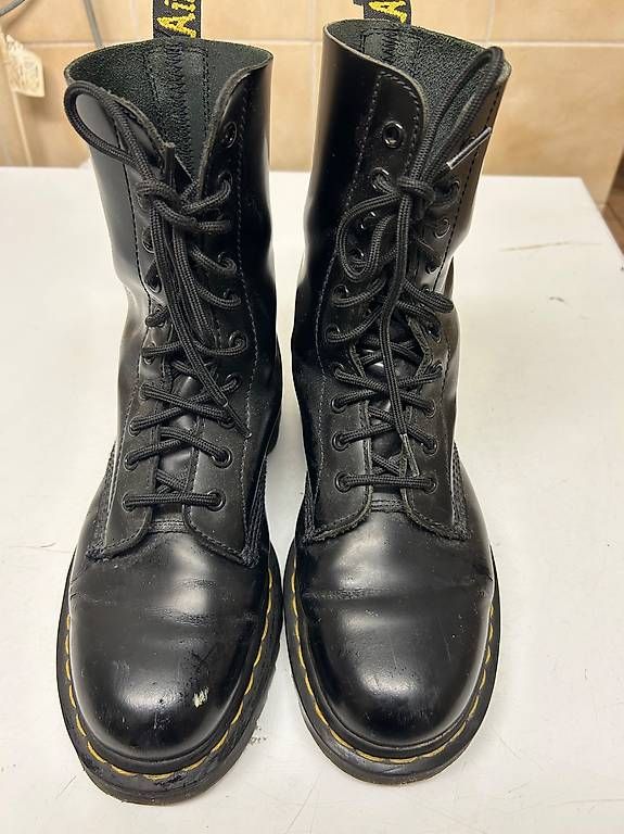 Scarpe da donna: Dr. Martens Stiefel Damen Gr. 40 – Usato da Zürich venduto da cam_26fh
