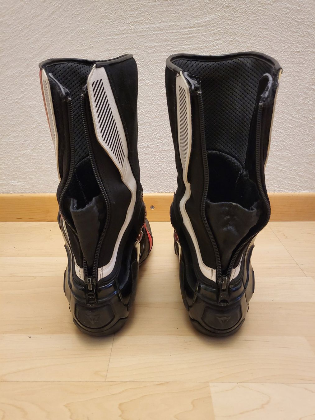 Dainese Scarpe da uomo: Motorradstiefel Dainese rot schwarz – Usato da Pfäffikon ZH venduto da telve 1