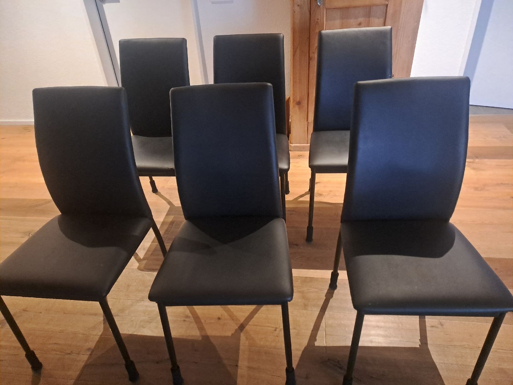Pfister Chaises: Essstühle schwarz 6 Stück – D'occasion à Wauwil par iseli01 1
