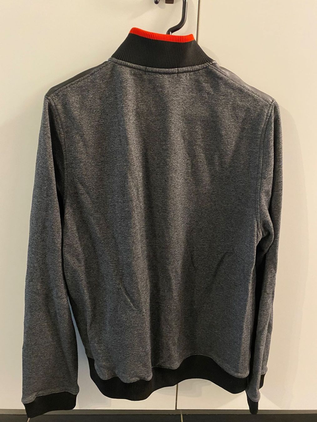 Guess Maglioni & Felpe: Guess Pullover, Guter Zustand, Grösse M, Schwarz/Grau – Usato da Bätterkinden venduto da Albera 2