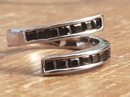 Ring geschwungen doppelt m. facettierten schwarzen Steinchen
