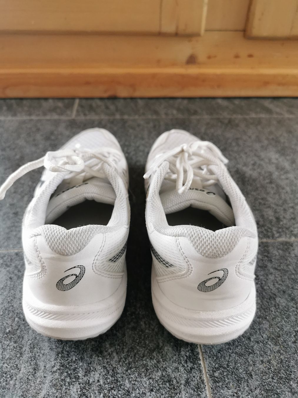 Asics Herrenschuhe: ASICS Hallenschuhe Weiss Grösse 39 – Gebraucht aus Hittnau von ettsas 1