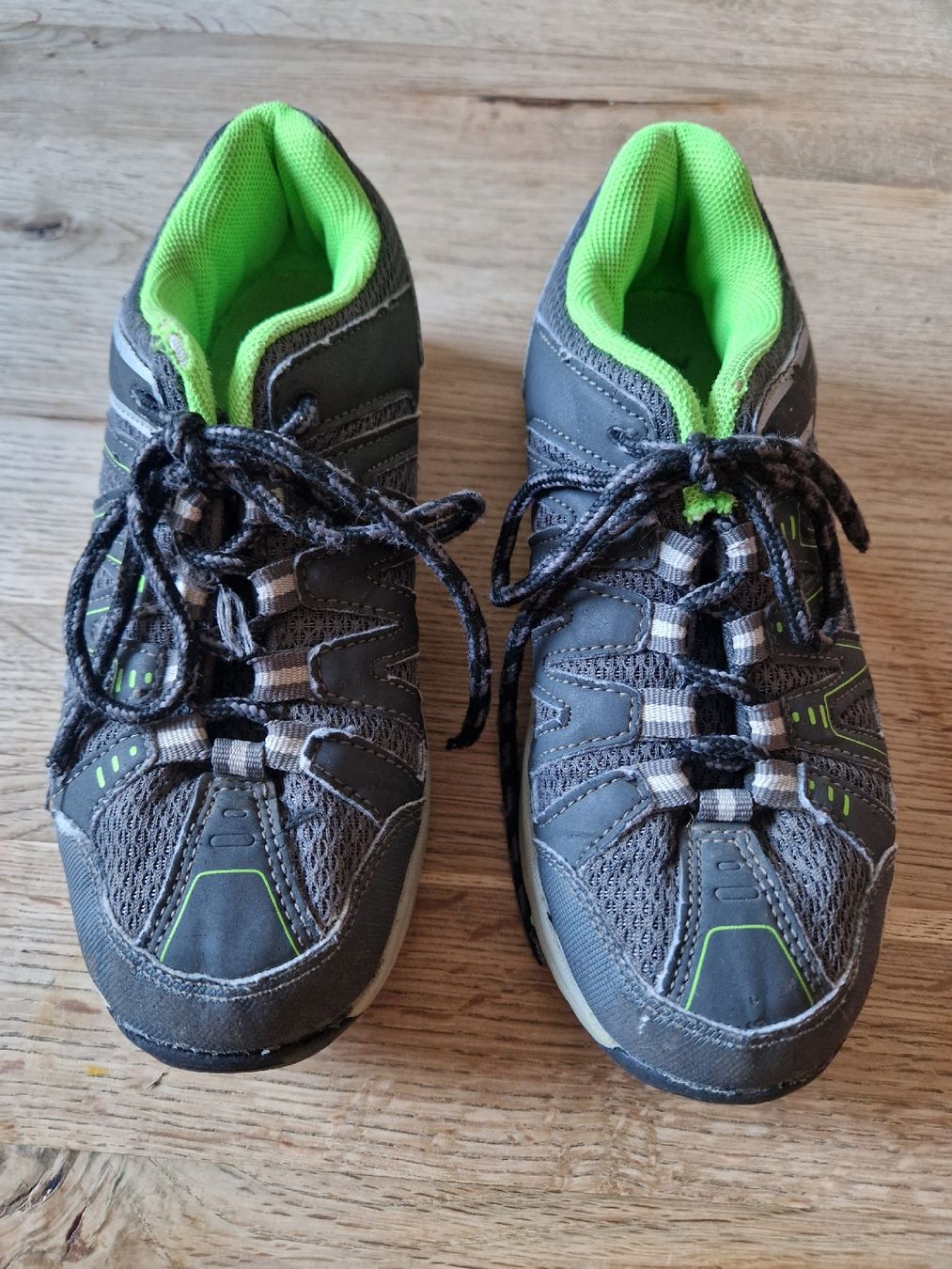 Scarpe da uomo: Trekkingschuhe gr. 32 – Usato da Mülligen venduto da Dela19