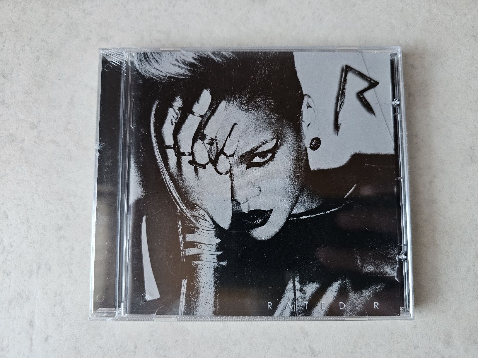 CD: Rihanna  -  Rated R  /  Fabrikneu – Nuovo e nell'imballaggio originale da Schneisingen venduto da backstore24