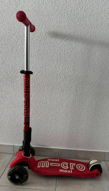 Micro Kickboard: roter Maxi Micro Scooter mit LED Rädern – D'occasion à Eschenbach SG par Grummelzwerg 1