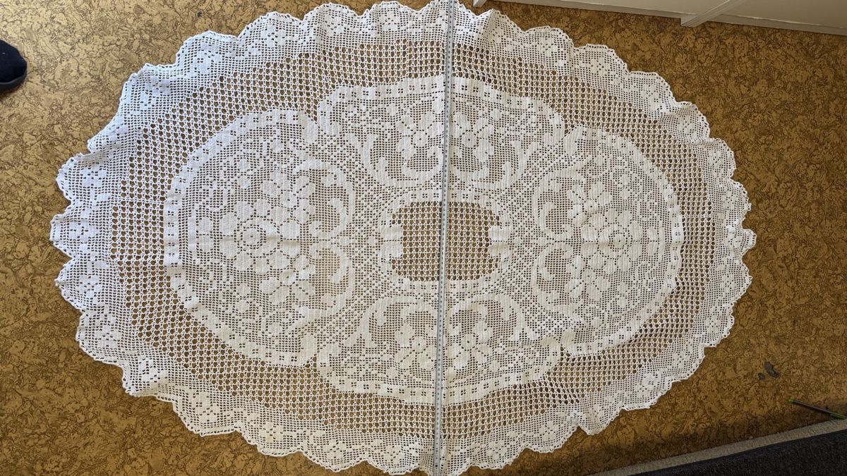 Autre linge de table: Ovales Deckchen gehäkelt weiss – D'occasion à Zürich par Belisimo 1