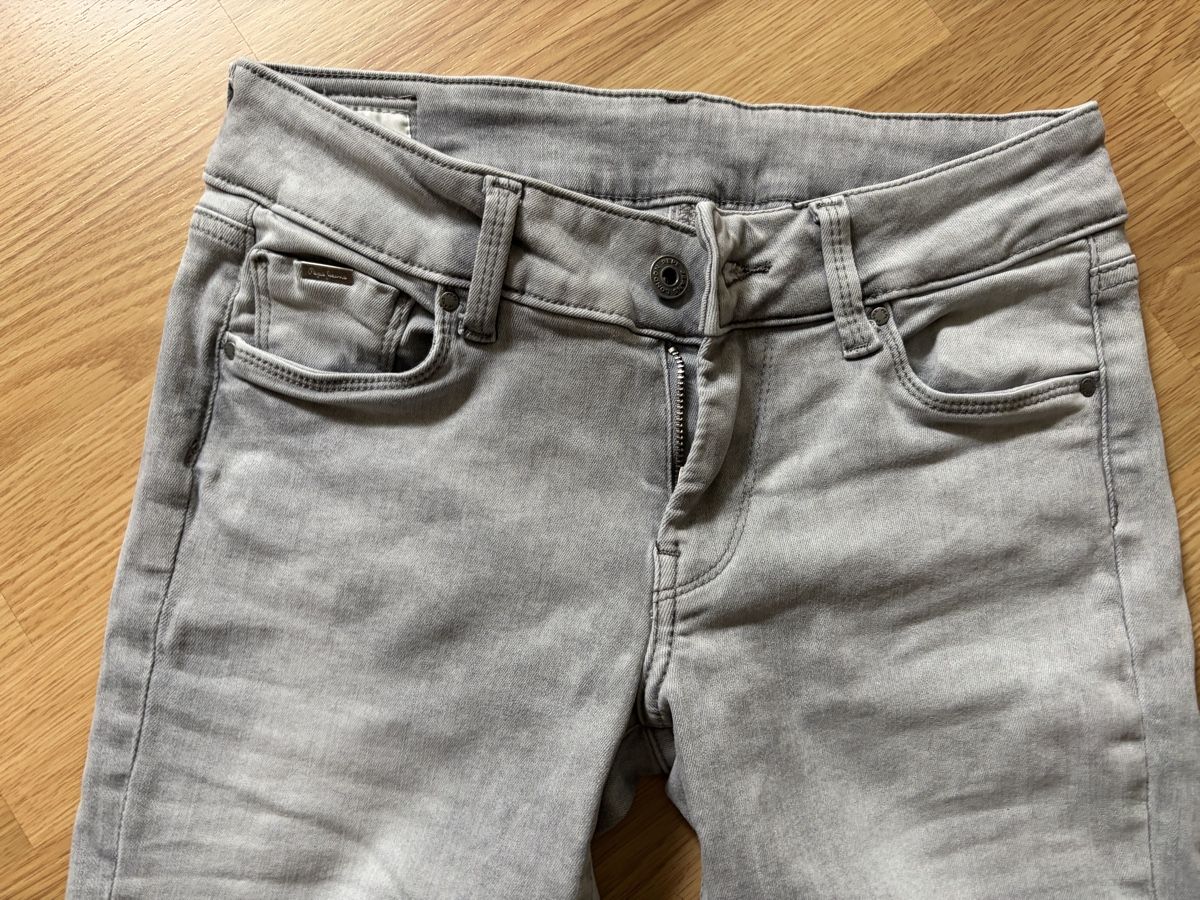 Pepe Jeans Jeans: Pepe Jeans hellgrau Gr 27/30 stretch – Usato da Schönenberg ZH venduto da Pfupfli1 1