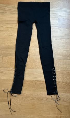 Sexy schwarze Stoff Leggins unten seitlich geschnürt