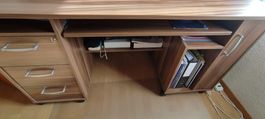 Bureau identique dans la couleur claire de la planche 