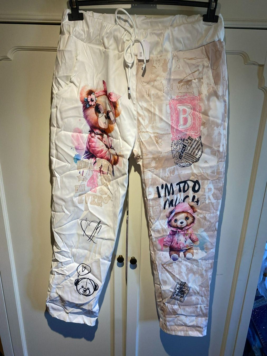 Pantalons: STOFFHOSE DAMEN  BÄRCHEN AUFDRUCK – Neuf avec emballage d'origine à Meienried par ManuelaBoutique 1