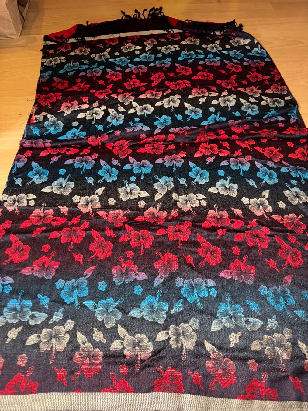 Foulard & Sciarpe: Farbenfroher Schal mit Hibiskusblüten – Usato da Grosswangen venduto da shoes.bags.and.co 4