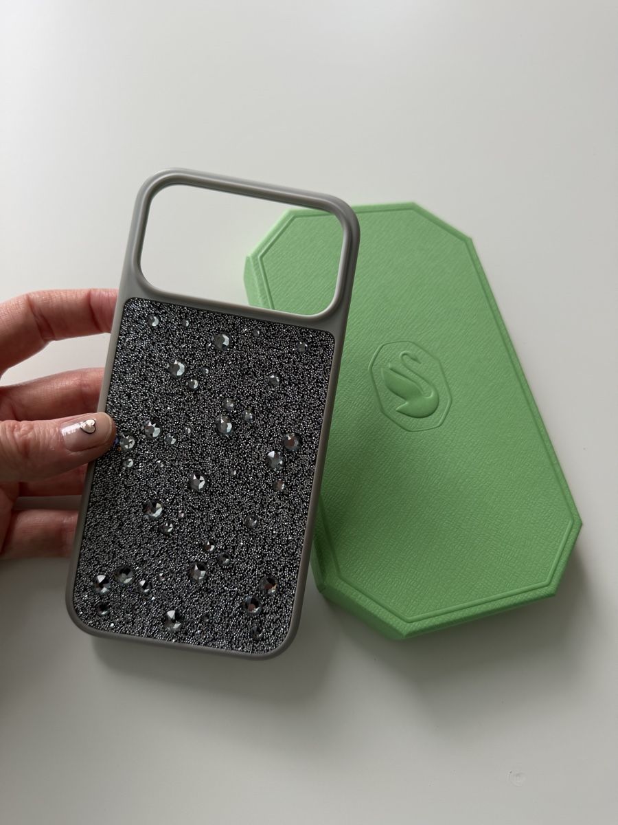 Swarovski Coques & Protection écran: Swarovski iPhone 17 Pro Max Case Grey Glitter mit OVP – D'occasion à Therwil par as_good_as_new 1