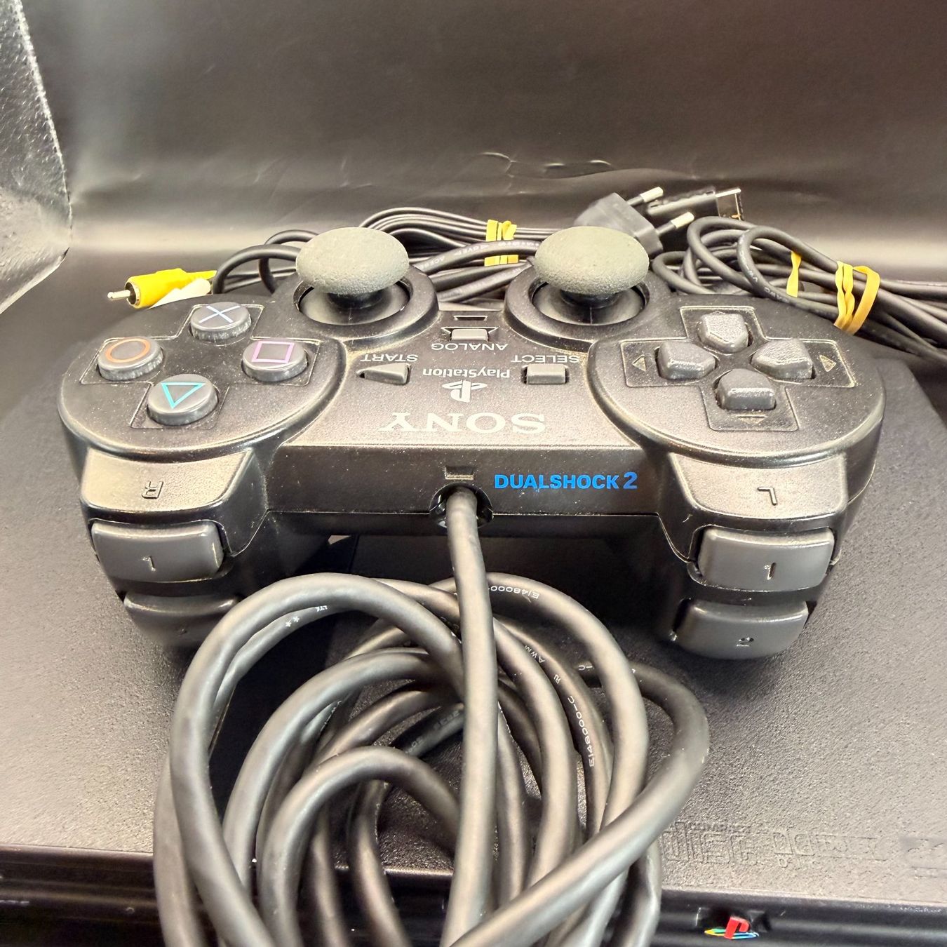 Sony Konsolen: Sony PlayStation 2 Slim Konsole Schwarz mit Controller – Gebraucht aus Düdingen von Nerdworld 2