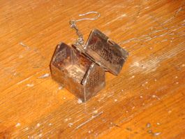 - Tee-Ei in Form eines Hauses