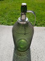 Vintage Glasflasche mit Metallgitternetz