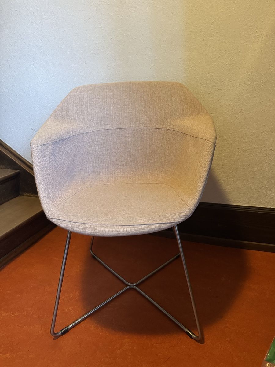 Pfister Sedie: Light pink office chair – Usato da Zürich venduto da adarvish