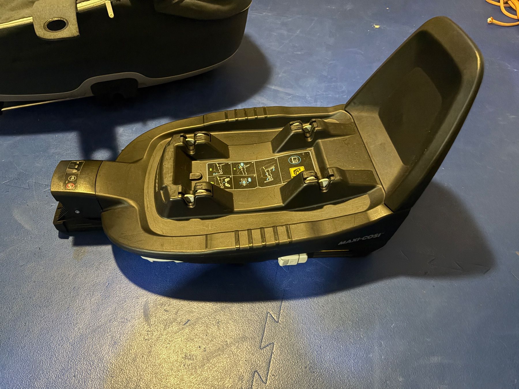 Maxi-Cosi Seggiolini per auto: MAXI-COSI Babyschale + Isofix-Station – Usato da Pieterlen venduto da RedPoint1976 1