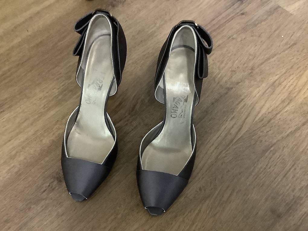 Salvatore Ferragamo Scarpe da donna: Salvatore Ferragamo  grösse 38 , silbergrau – Nuovo (secondo la descrizione) da Belp venduto da Anlass