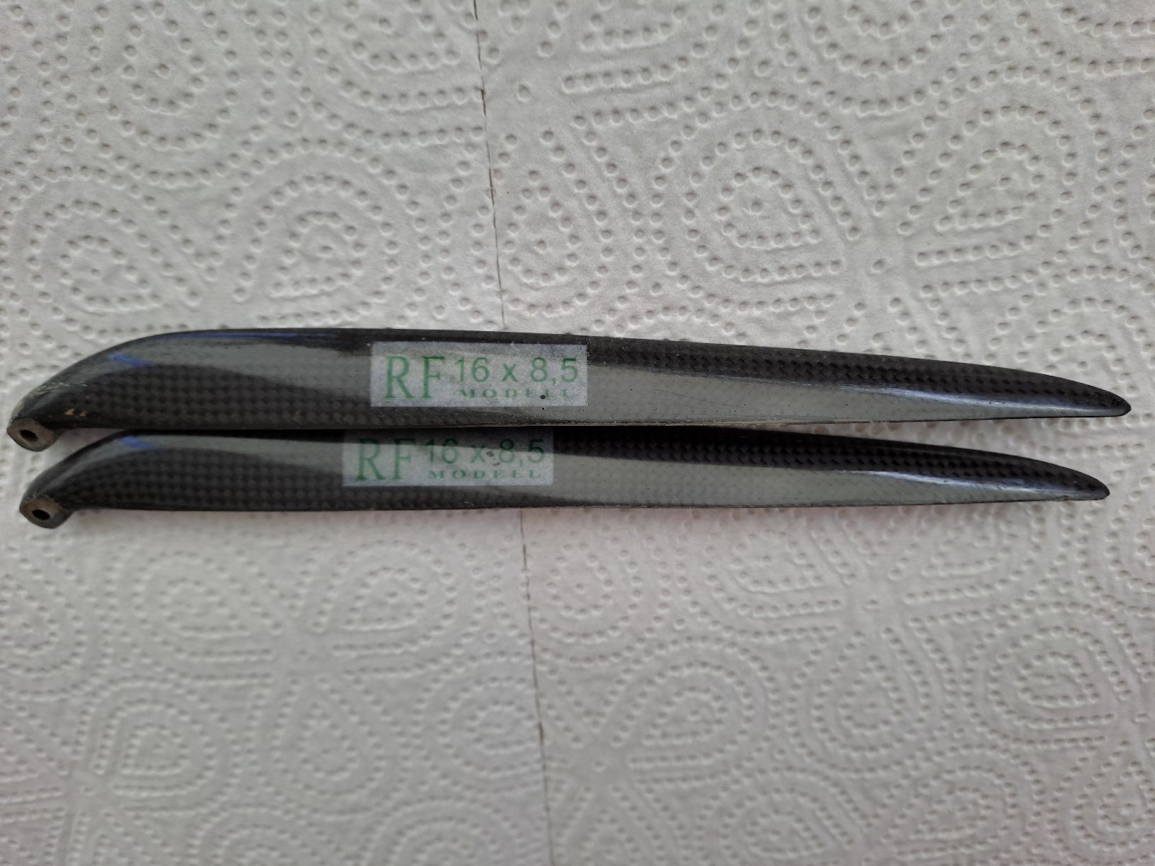 Modellismo RC: Propeller CFK 16x8,5 von Modell, gebraucht – Nuovo (secondo la descrizione) da Sirnach venduto da spilo01