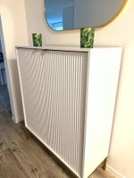 Grössere Kommode weiss geriffelt / goldene Füsse NP 516.-