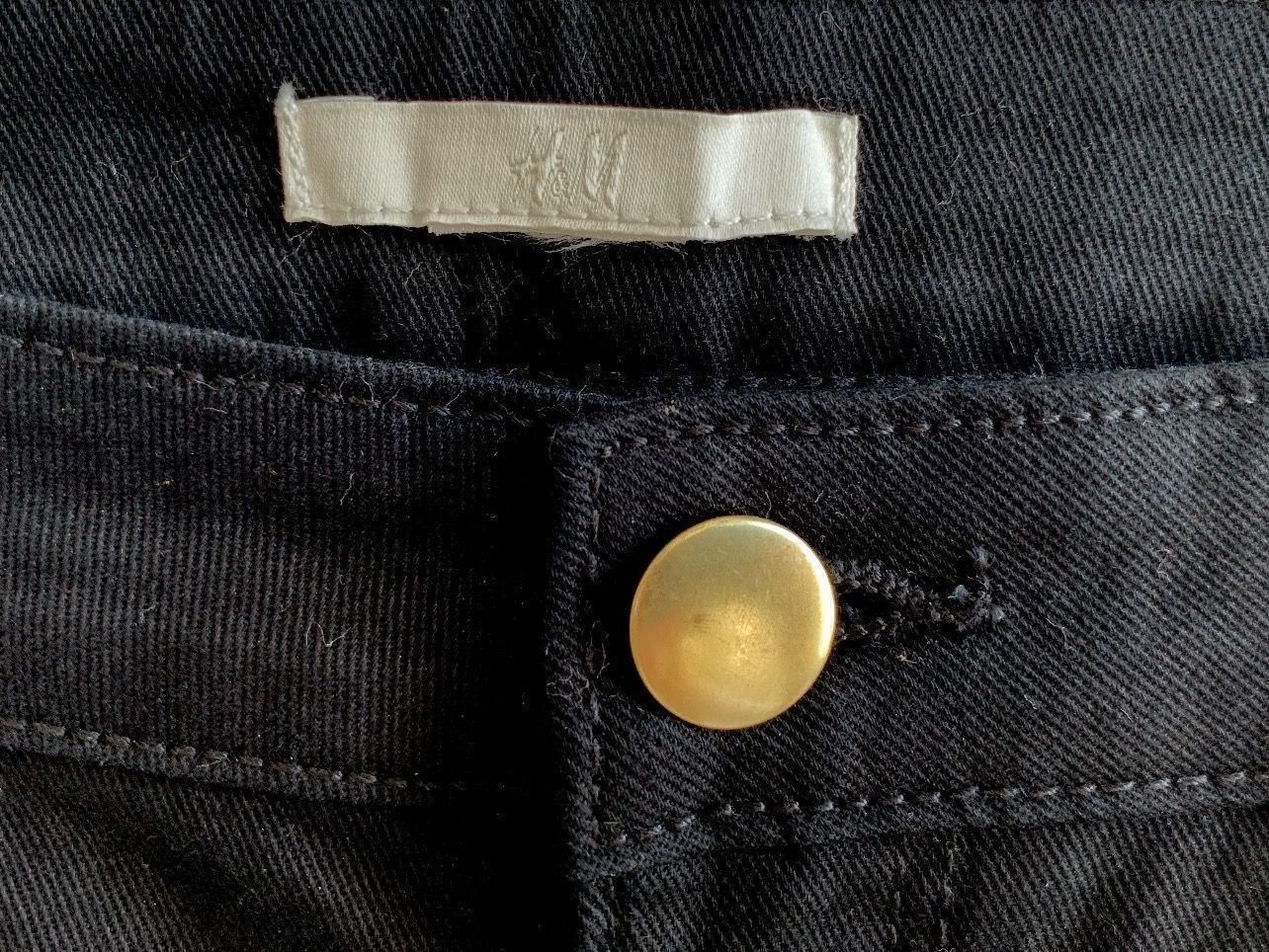 H&M Jeans: Schwarze Jeans Shorts von H&M – Usato da Bern venduto da Fraeuleinhonig 2