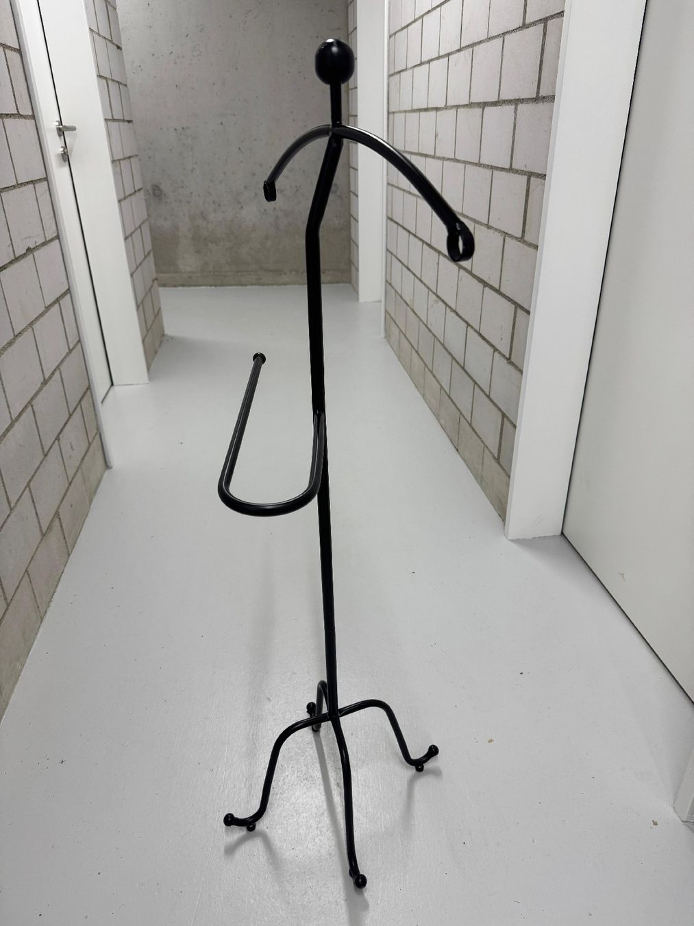 Sonstige Dekorationen & Accessoires: Schwarzer Kleiderstaender/Herrendiener aus Metall – Gebraucht aus Rikon im Tösstal von Daava