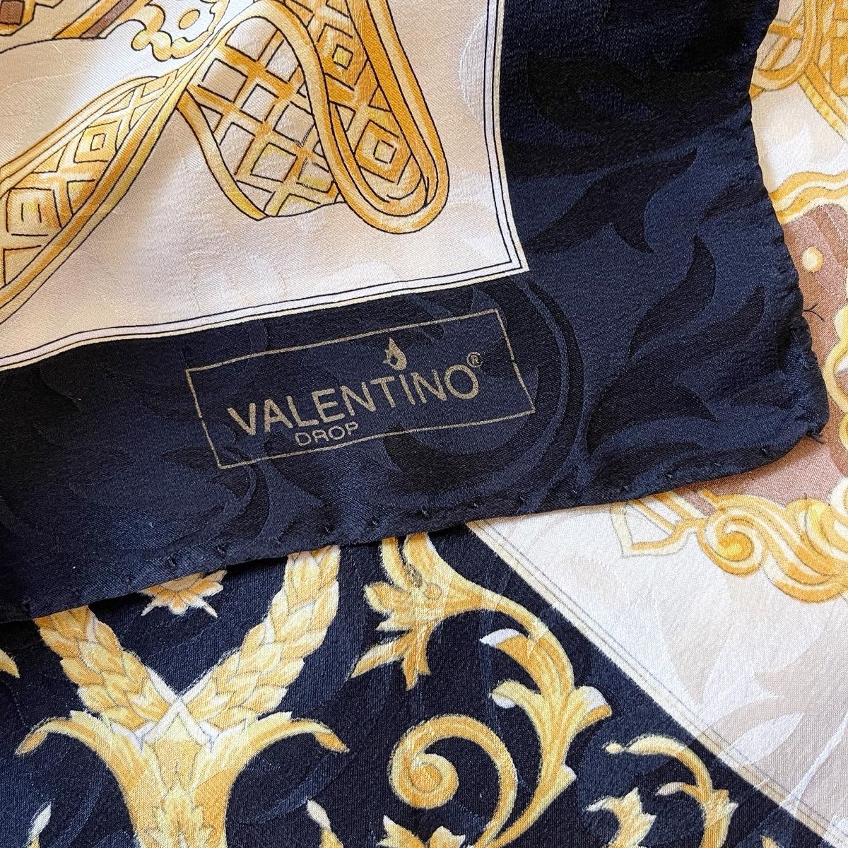 Valentino Foulards, Tücher & Schals: VALENTINO DROP Vintage Silk Scarf – Gebraucht aus Emmen von Avviivva_Com2023 4