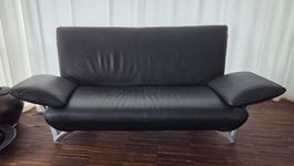 schwarzes Ledersofa mit Hocker
