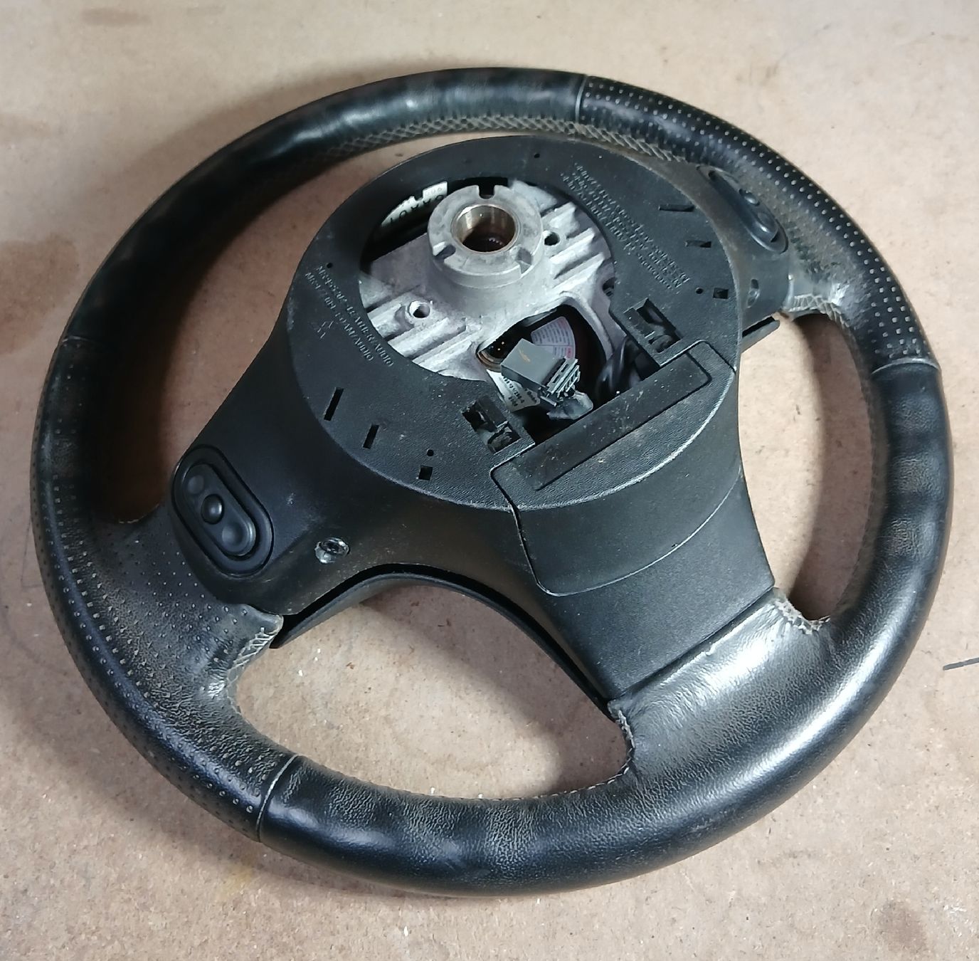 Mitsubishi Tutti pezzi di ricambio auto: Volant Mitsubishi Colt 2002-2013 – Usato da la heutte venduto da Auto-stock 1