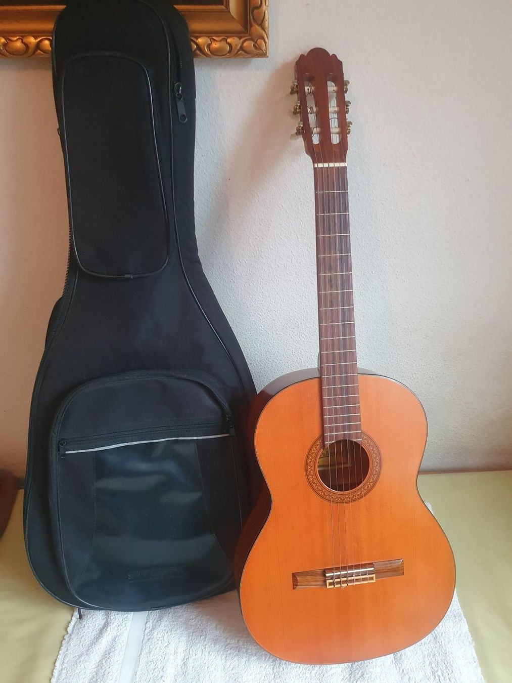 Instruments de musique: Ariana Classic Guitar Japan + Tragtasche – D'occasion à Basel par FirstClass4000