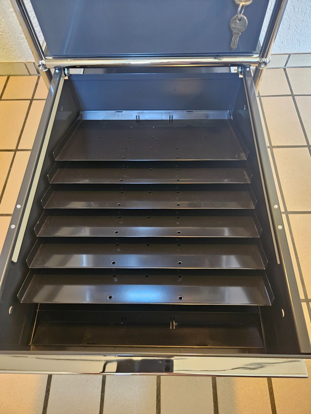 USM Banconi: USM Haller Rollcontainer anthrazit – Usato da Eich venduto da marcel-LU 2