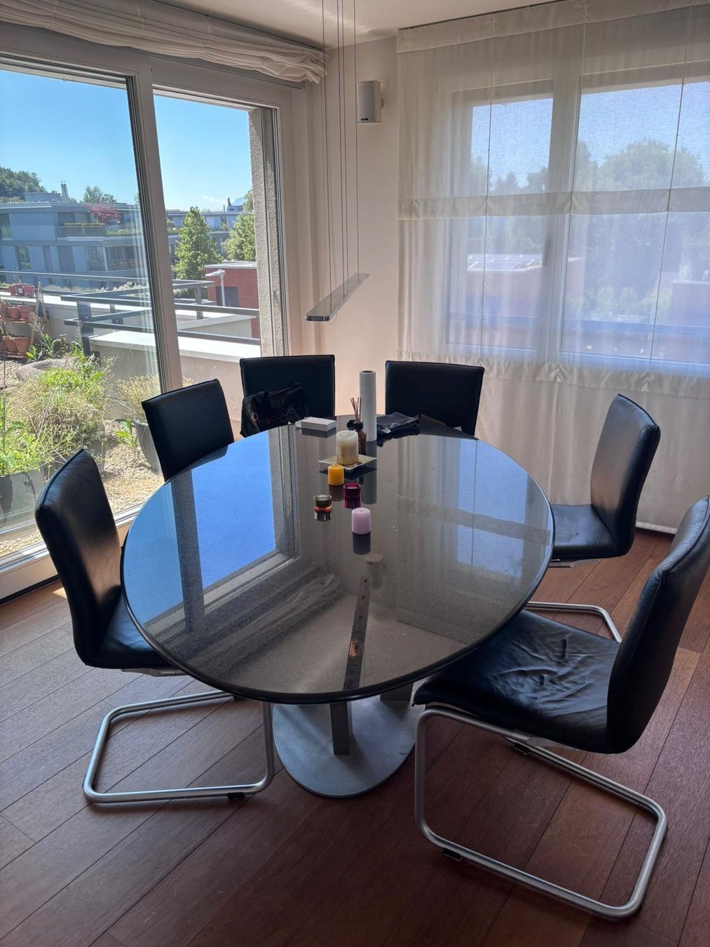 Tische: Ovaler Tisch mit sechs Stühlen – Gebraucht aus Zug von BlumundPartner 1