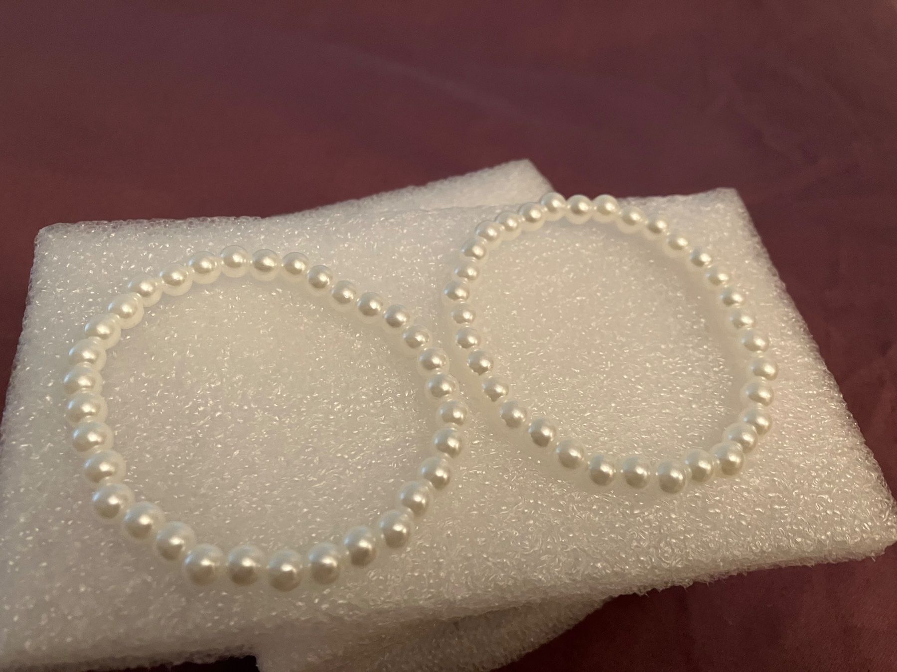Armbänder & -reifen: Modeschmuck, 2 Kunstperlen Armbänder, dehnbar, weiss, NEU – Neu und originalverpackt aus Affoltern am Albis von Dlotti 1