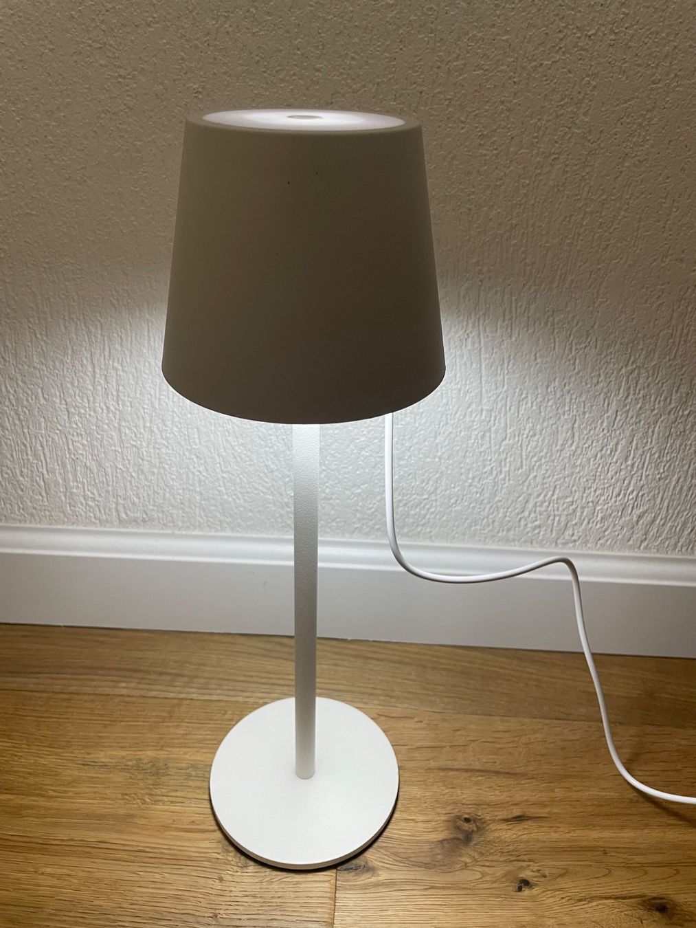 Lampade: weisse LED-Tischlampen – Usato da Lostorf venduto da Mugi_82 2