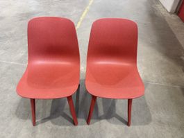 Lot de 2 chaises en plastique rouge avec coussins gris