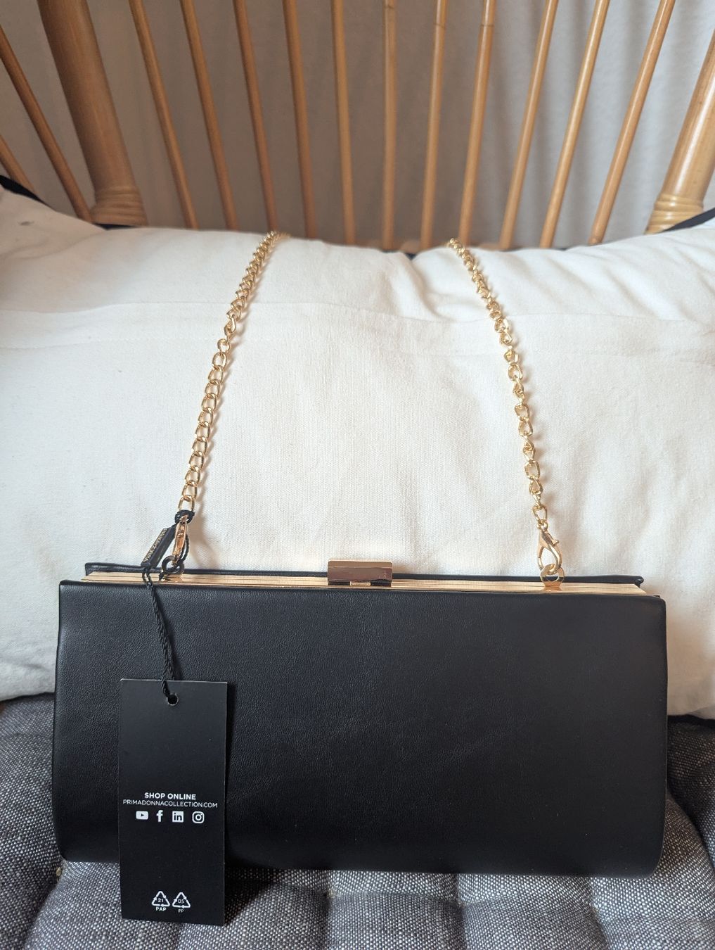 Taschen für Damen: Chic Black Clutch Bag with Gold Chain, Perfect Condition – Neu und originalverpackt aus Schlieren von maseam