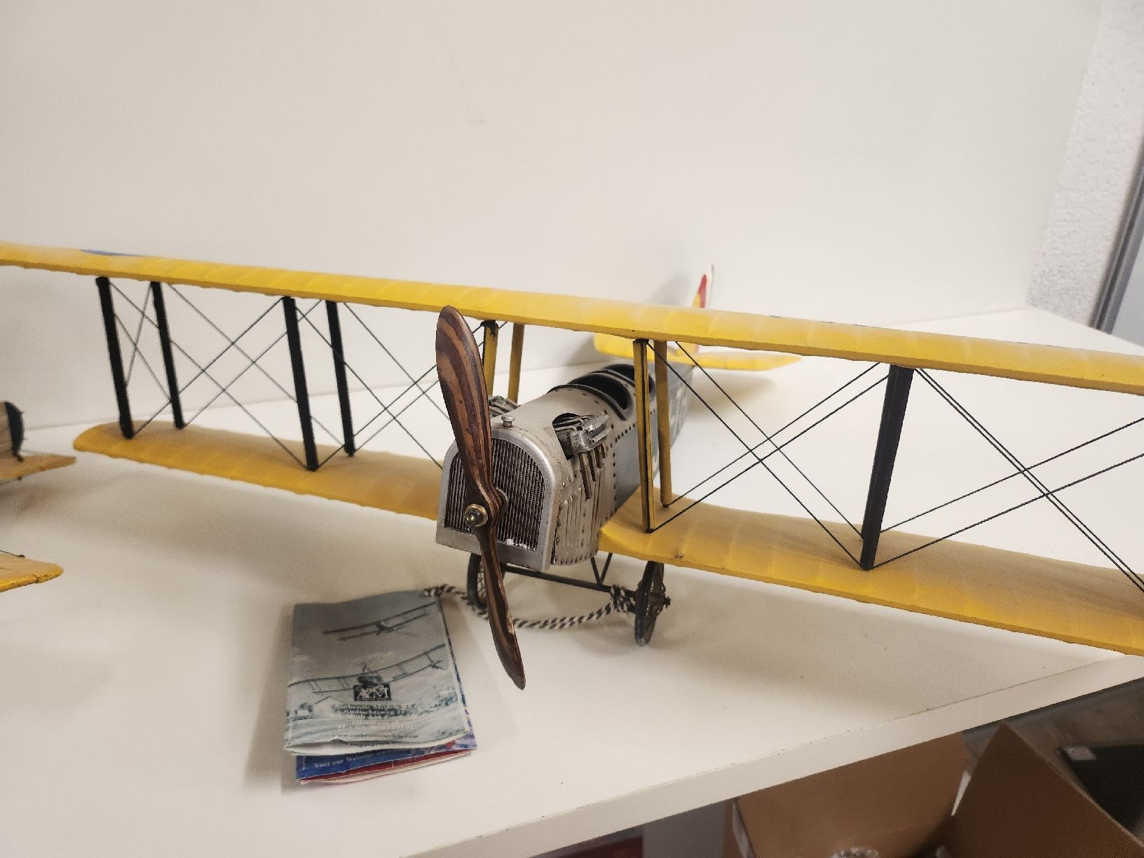 Kit di modellismo & Modellini statici: 2x Schöne Deko Doppeldecker  Model Flugzeuge – Nuovo (secondo la descrizione) da Tuggen venduto da Zweitechanceboutique 9