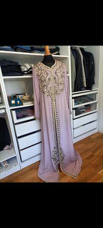 Belle Caftan mauve brodé - idéal pour les fêtes! 🎉