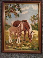 Wandbild Stickerei Pferde Mutter und Fohlen, gerahmt 30x40