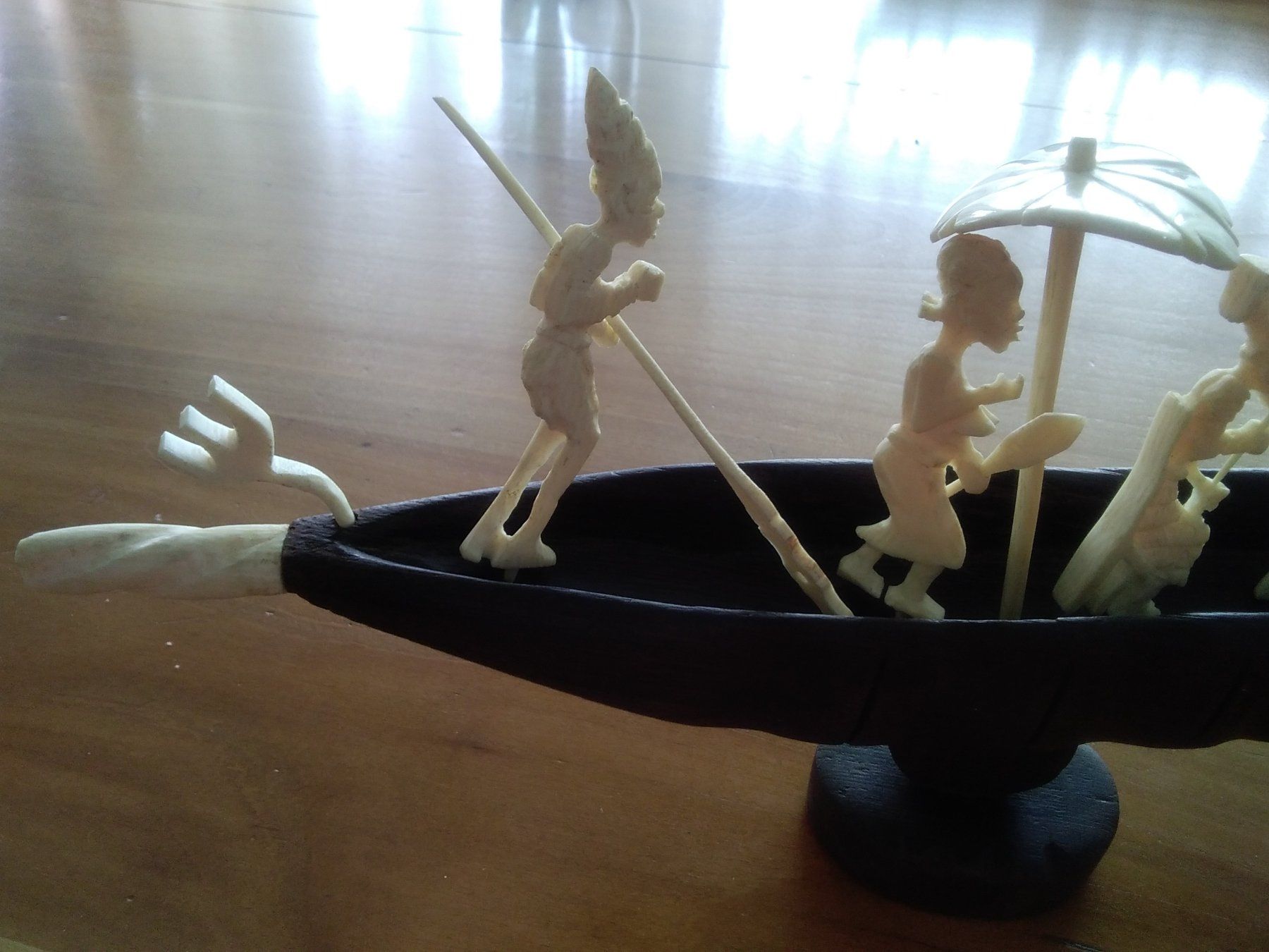 Figuren: ALTES RUDERBOOT MIT FIGUREN – Gebraucht aus Muri BE von Alk 2